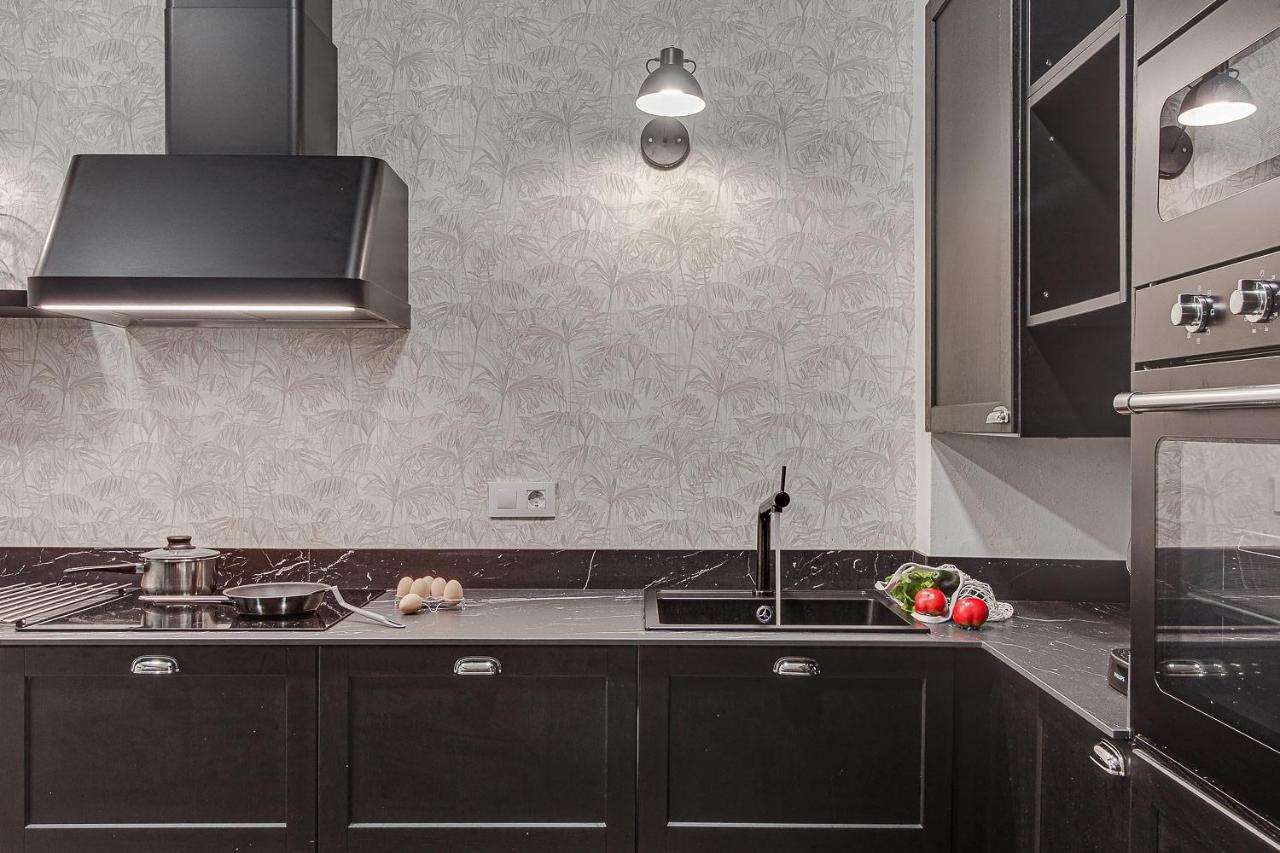 א-קורוניה Central Square Deluxe Apartment מראה חיצוני תמונה